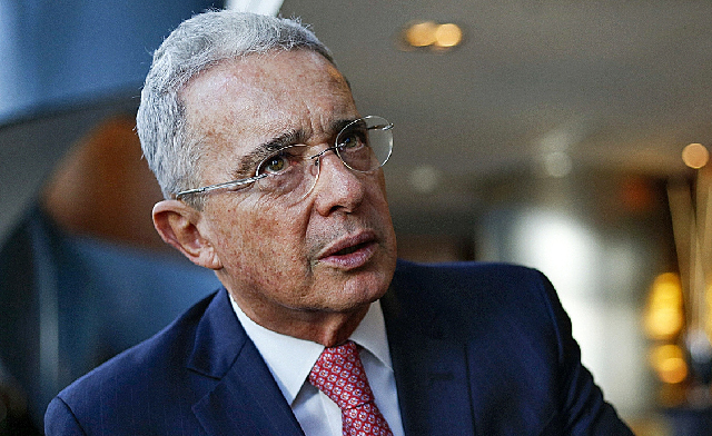 Álvaro Uribe arremete contra Gustavo Petro y envía mensaje a Ecuador en medio de tensión bilateral