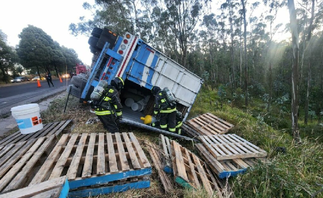 Volcamiento de un tráiler causó cierre parcial en la avenida Simón Bolívar, en Quito