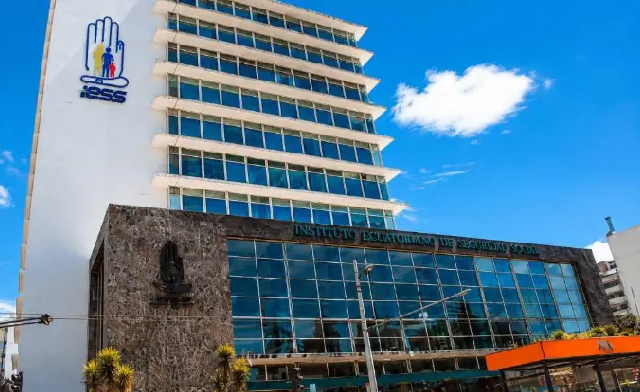 Noboa plantea vender activos del IESS por unos USD 2.000 millones para generar liquidez