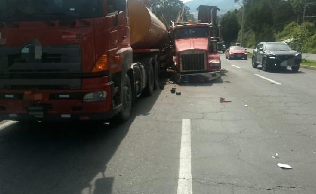 Choque entre vehículos pesados provoca derrame de combustible en la Simón Bolívar