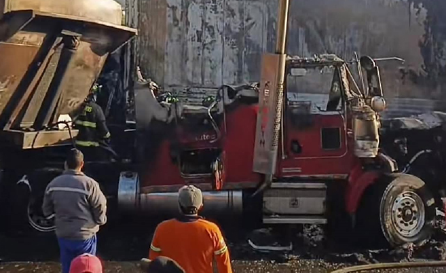 Incendio de gran magnitud tras choque de dos tráilers en la vía Alóag – Santo Domingo