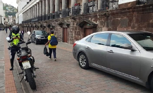 Más controles, más multas, la AMT activa 19 zonas contra el mal estacionamiento en Quito