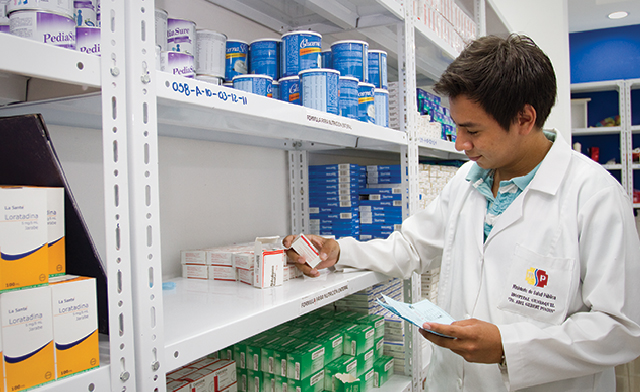 Noboa impulsa reformas para agilizar la compra de medicamentos en el sector público