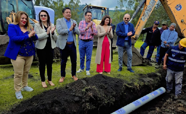 Colocación del primer tubo del proyecto Cóndor Machay en Rumipamba.