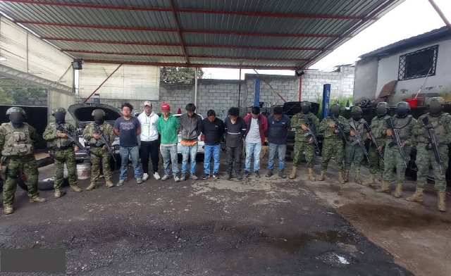 Ejército Ecuatoriano aprehende a ocho presuntos integrantes del GAO "Los Lobos" y neutraliza un taller utilizado como deshuesadero.