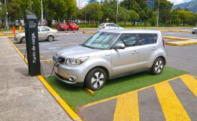 “Gastaba USD 300 al mes en gasolina, ahora USD 74 en la planilla”: el testimonio de un conductor de carro eléctrico en Ecuador