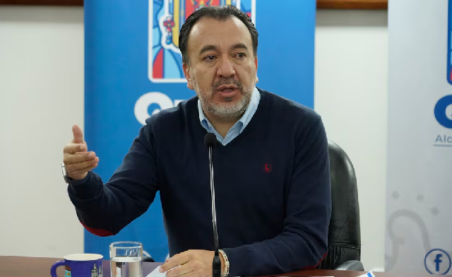 Pabel Muñoz rechaza presiones de transportistas y descarta un aumento del pasaje en Quito