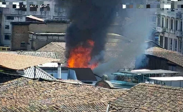 Incendio en bodega de ropa deportiva movilizó a decenas de bomberos en el Centro Histórico de Quito