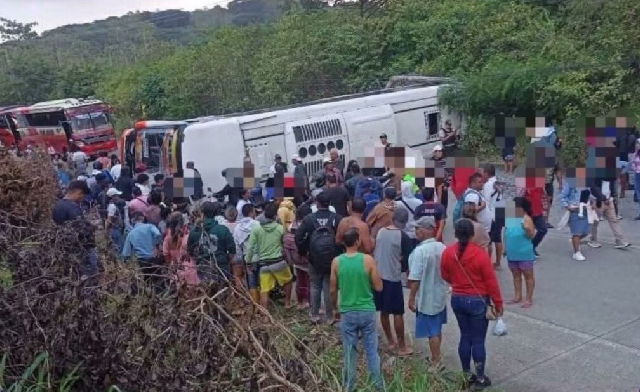 Volcamiento de bus interprovincial en Manabí deja dos fallecidos y siete heridos