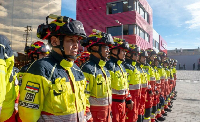 Bomberos de Quito activan equipo especializado para apoyar las labores de rescate tras el terremoto en Venezuela