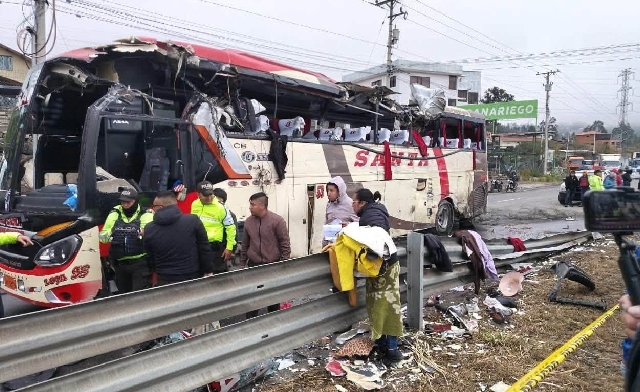 Dos fallecidos y 13 heridos deja trágico accidente de bus en la vía Cuenca, Azogues