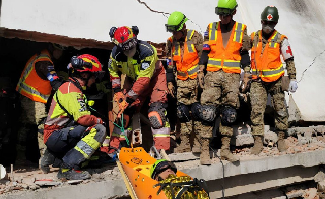 Bomberos de Quito rescatan con vida a una mujer de 80 años tras más de 60 horas bajo los escombros en Venezuela