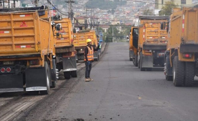 Quito suspende 71 proyectos viales por falta de asfalto