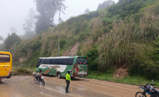 Deslizamiento de tierra afecta la movilidad en la avenida Simón Bolívar, en el suroriente de Quito