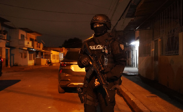 Ecuador advierte sanciones por incumplir el toque de queda en medio de medidas de seguridad