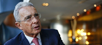 Álvaro Uribe arremete contra Gustavo Petro y envía mensaje a Ecuador en medio de tensión bilateral