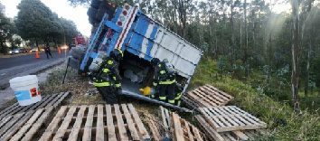 Volcamiento de un tráiler causó cierre parcial en la avenida Simón Bolívar, en Quito