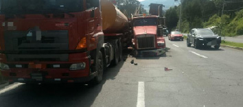 Choque entre vehículos pesados provoca derrame de combustible en la Simón Bolívar