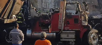 Incendio de gran magnitud tras choque de dos tráilers en la vía Alóag – Santo Domingo