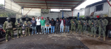 Ejército Ecuatoriano aprehende a ocho presuntos integrantes del GAO "Los Lobos" y neutraliza un taller utilizado como deshuesadero.