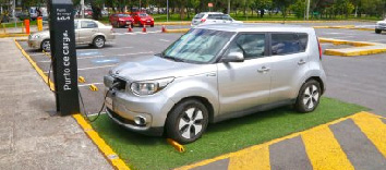 “Gastaba USD 300 al mes en gasolina, ahora USD 74 en la planilla”: el testimonio de un conductor de carro eléctrico en Ecuador