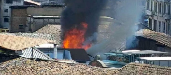 Incendio en bodega de ropa deportiva movilizó a decenas de bomberos en el Centro Histórico de Quito