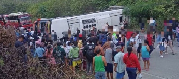 Volcamiento de bus interprovincial en Manabí deja dos fallecidos y siete heridos