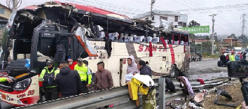 Dos fallecidos y 13 heridos deja trágico accidente de bus en la vía Cuenca, Azogues