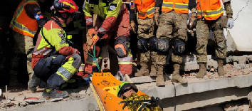 Bomberos de Quito rescatan con vida a una mujer de 80 años tras más de 60 horas bajo los escombros en Venezuela
