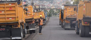 Quito suspende 71 proyectos viales por falta de asfalto
