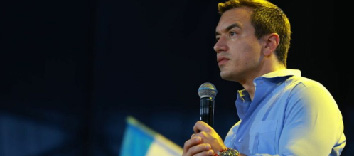 Daniel Noboa reitera que no habrá apagones en los hogares y defiende las medidas del gobierno para fortalecer el sistema eléctrico.